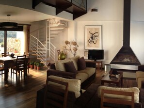 Duplex up to 6 persons | Ruang keluarga | TV