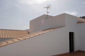 A rooftop with a flat roof, a small door, and a satellite dish. - Los Castillarejos Apartamentos Rurales (Luque)