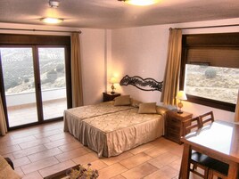 Apartamento standard up to 2 persons | Escritorio, tabla de planchar con plancha, camas supletorias