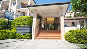 A hotel entrance with a sign indicating 'Chevron Palms' and a 'Vacancy' sign. There are steps leading up to the entrance, and the building has multiple balconies. - Chevron Palms Holiday Apartments by Gold Coast Premium (Surfers Paradise)