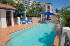 Outdoor pool, a heated pool, pool umbrellas, pool loungers - Chevron Palms Holiday Apartments by Gold Coast Premium (Surfers Paradise)