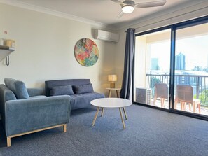 Flat-screen TV - Chevron Palms Holiday Apartments by Gold Coast Premium (Surfers Paradise)