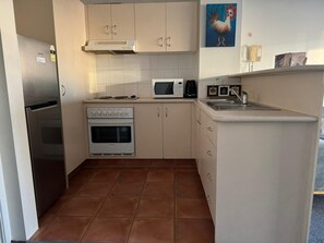 Full-sized fridge, microwave, oven, stovetop - Chevron Palms Holiday Apartments by Gold Coast Premium (Surfers Paradise)