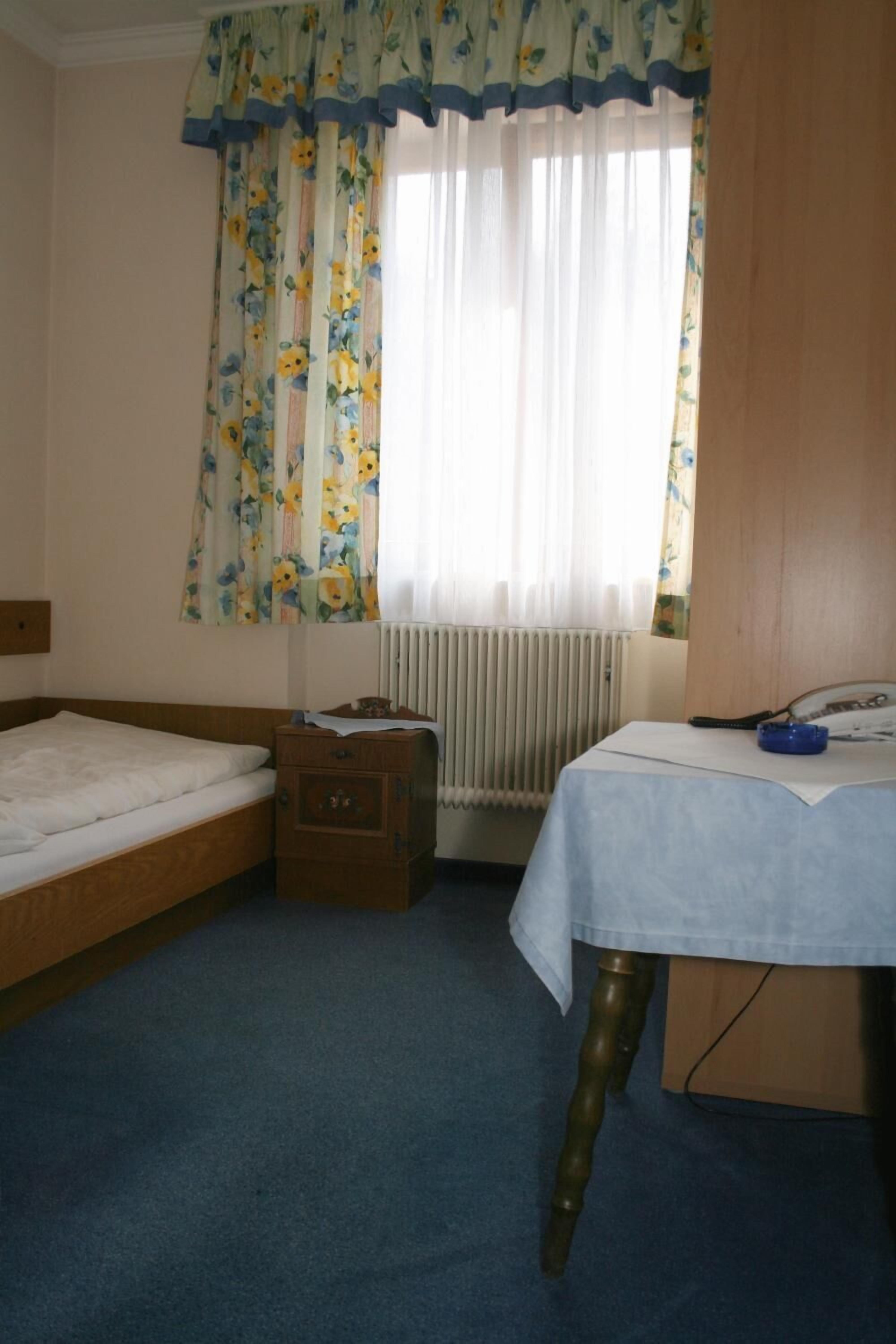 single room | rollaway beds, free wifi, bed sheets