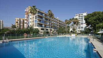 Piscina externa sazonal, funciona das 10h às 19h, guarda-sóis