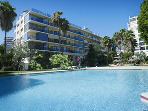 Una piscina al aire libre de temporada (de 10:00 a 18:00), sombrillas