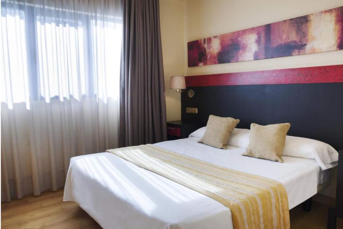 Cribs (surcharge), WiFi (free), bed sheets