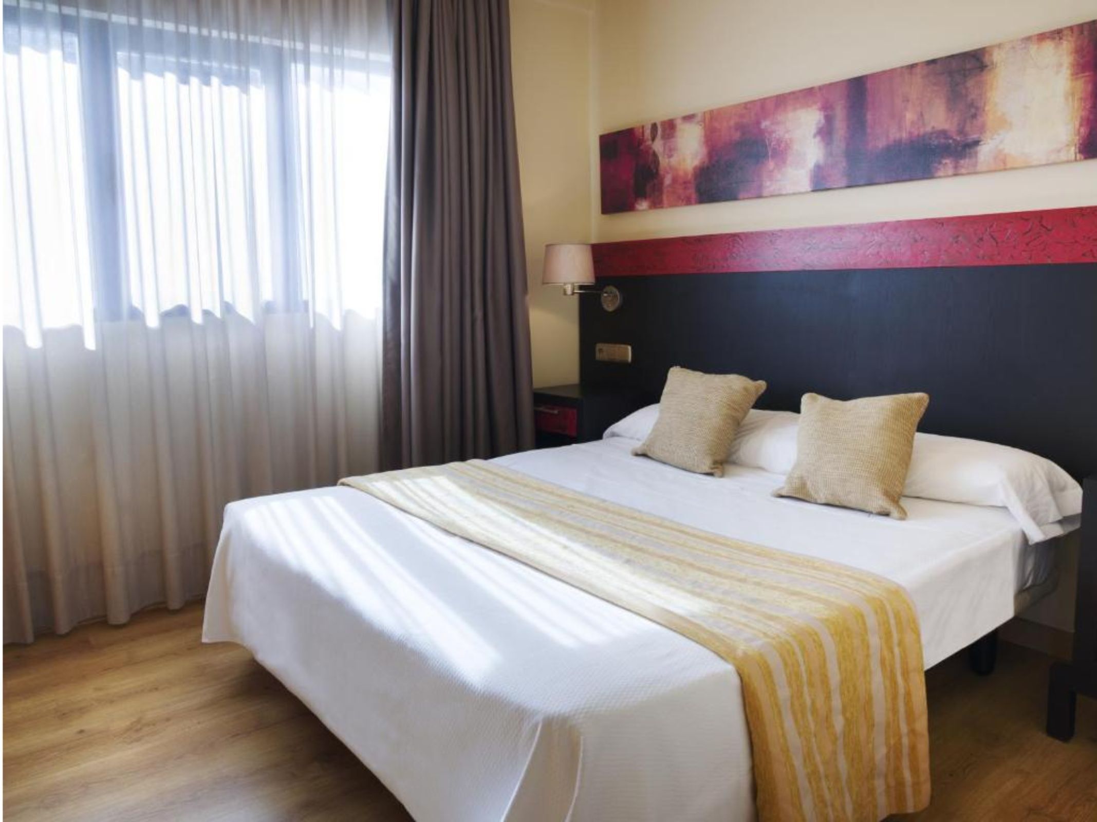 Cribs (surcharge), WiFi (free), bed sheets