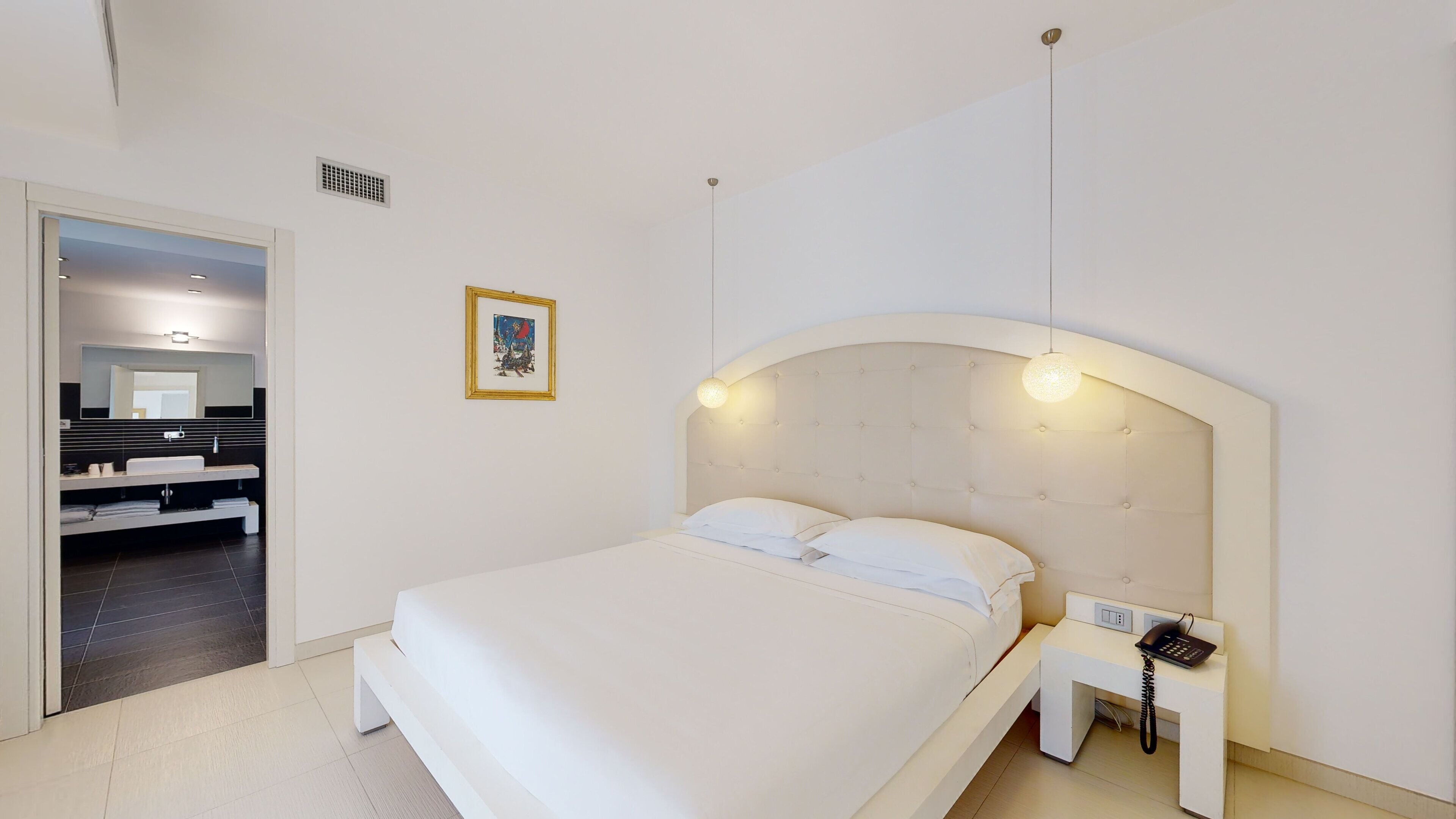 Suite | Biancheria da letto di alta qualità, copriletto in piuma, minibar
