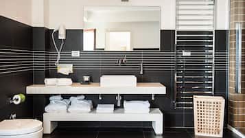 Suite | Bagno | Doccia, asciugacapelli, bidet, asciugamani