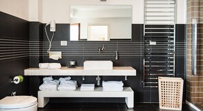 Suite | Bathroom | Shower, hair dryer, bidet, towels - Hotel Monte Sarago (Ostuni)