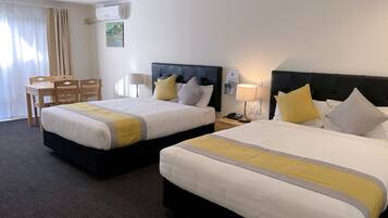 Quarto duplo luxo | Escrivaninha, cortinas blackout, ferros/tábuas de passar roupa