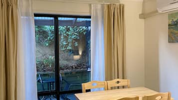 Deluxe Twin Room | In-room dining