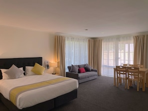 Desk, blackout drapes, iron/ironing board, free WiFi - Royal Park Lodge (Auckland)