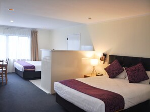 Desk, blackout curtains, iron/ironing board, free WiFi - Royal Park Lodge (Auckland)