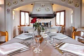 Déjeuner et souper servis sur place, cuisine italienne