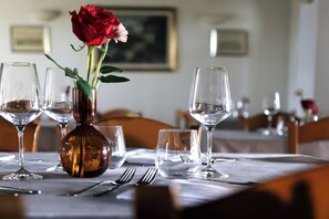 Petit déjeuner et dîner servis sur place