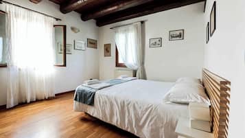 1 habitación, escritorio, wifi gratis y ropa de cama