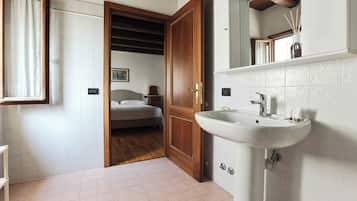 Habitación romántica con 1 cama matrimonial o 2 individuales | Baño | Regadera, bidet, toallas