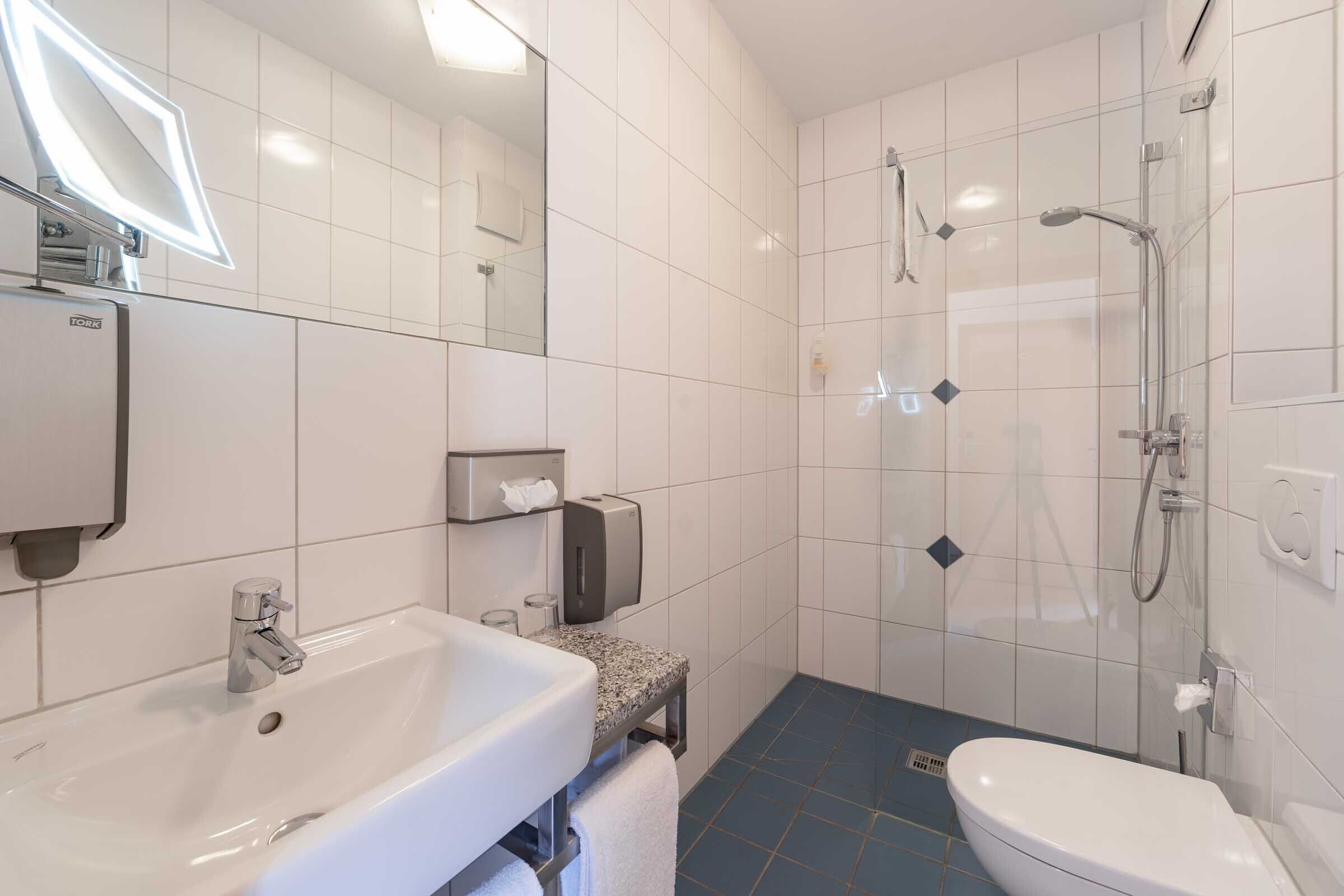 hypo-allergenic bedding, desk, soundproofing, free cots/infant beds