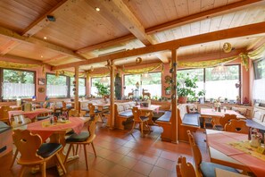 Se sirven comidas, cenas y cocina alemana con mesas al aire libre