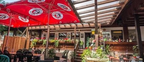 Déjeuner et dîner servis sur place, restauration en plein air