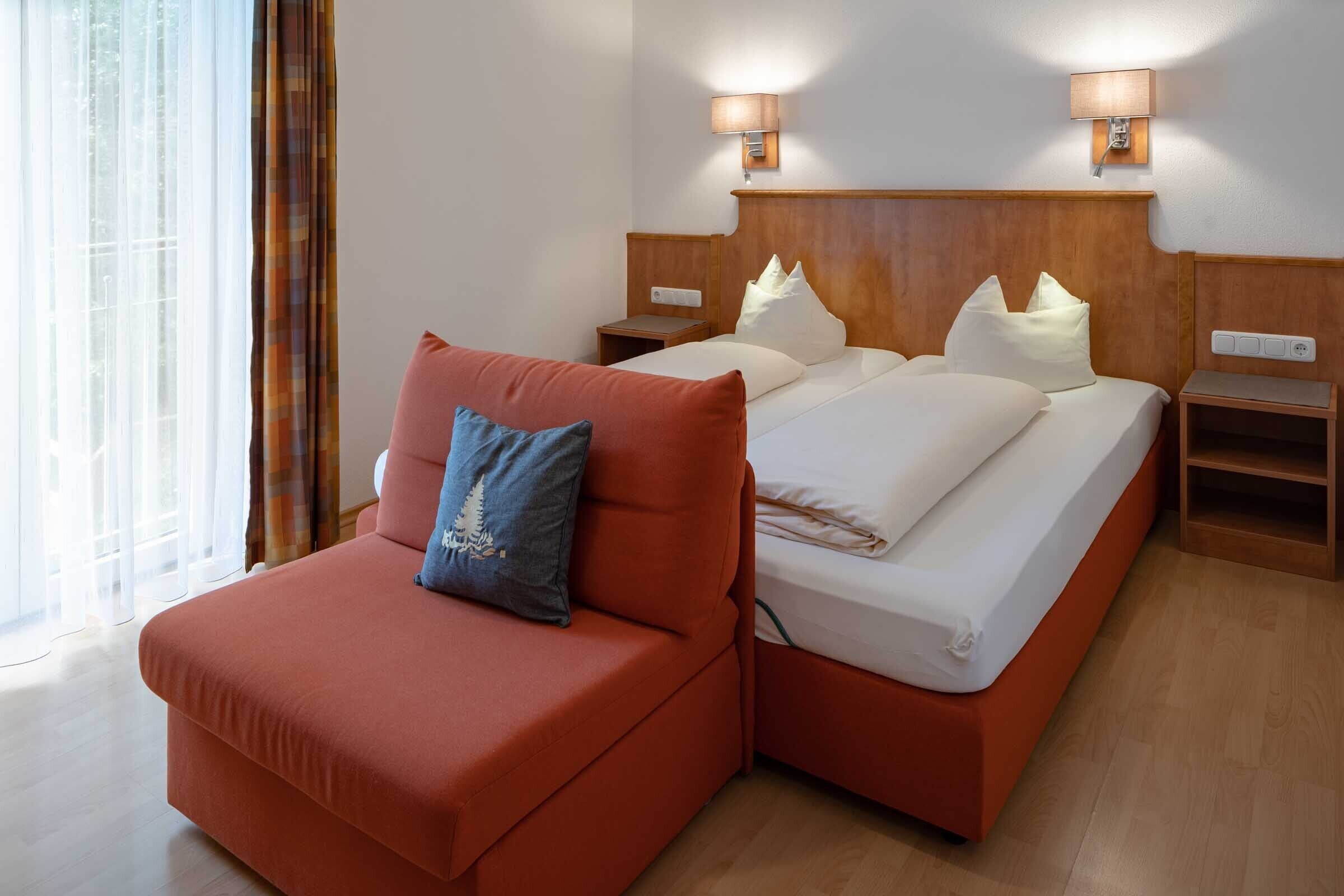 hypo-allergenic bedding, desk, soundproofing, free cots/infant beds