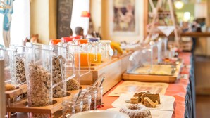Ein Buffet mit verschiedenen Speisen und Behältern.