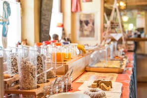 Free daily buffet breakfast  - Hotel Restaurant Café Waldhof (Hohenkammer)