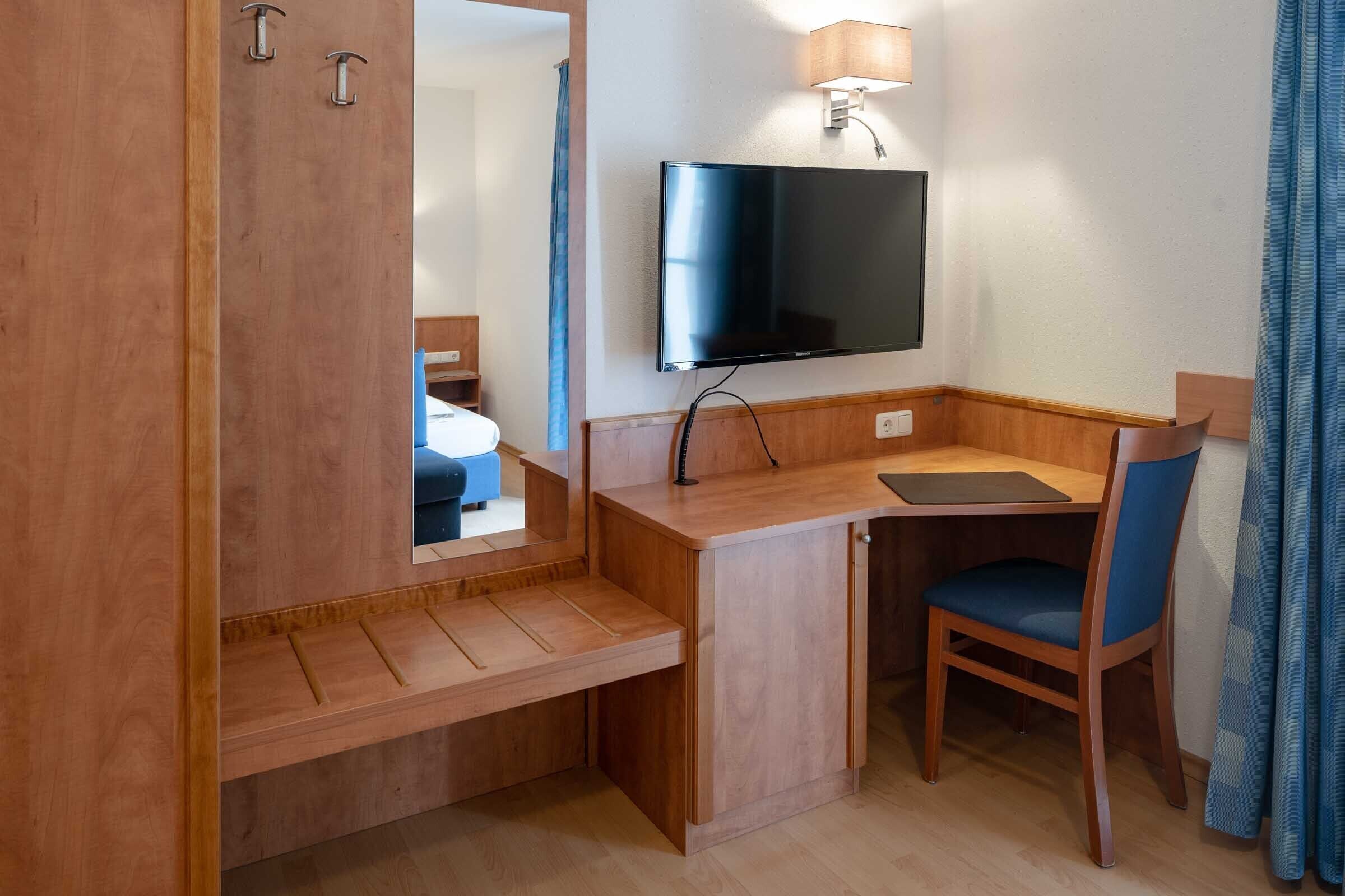 hypo-allergenic bedding, desk, soundproofing, free cots/infant beds