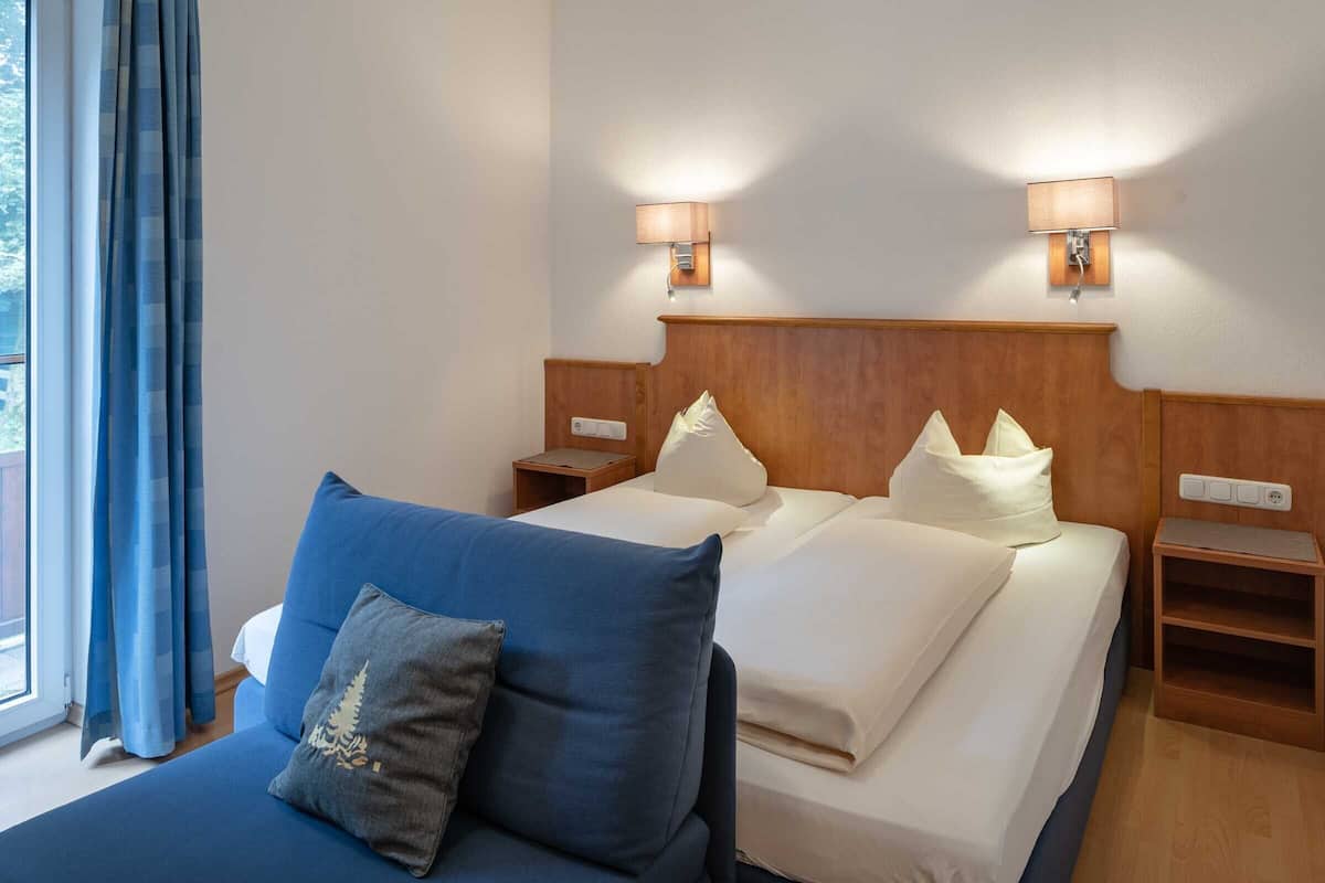 hypo-allergenic bedding, desk, soundproofing, free cots/infant beds