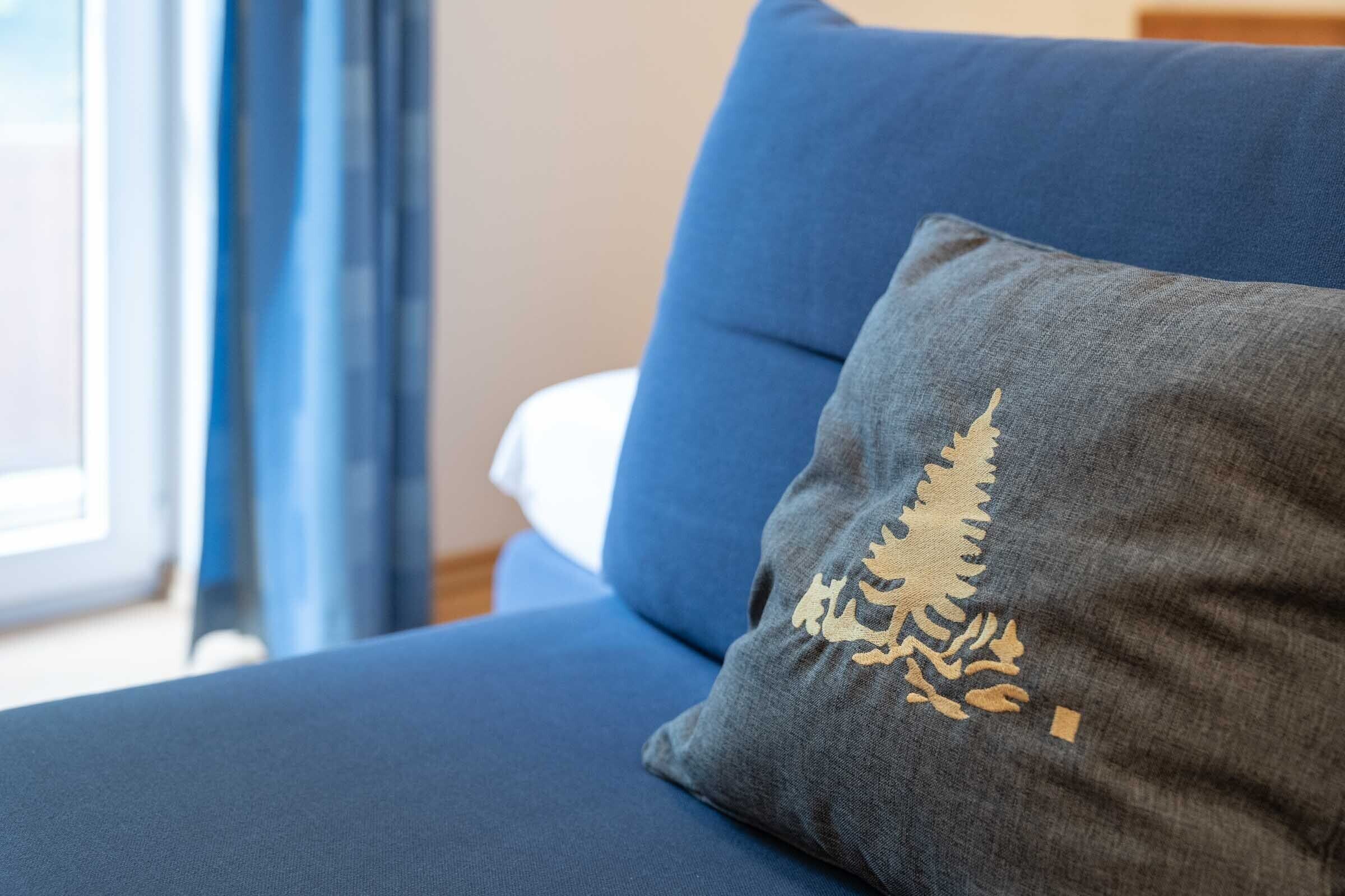 hypo-allergenic bedding, desk, soundproofing, free cots/infant beds