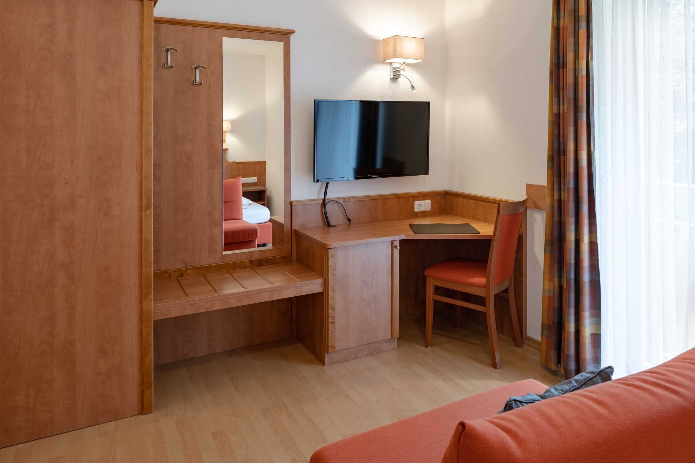 hypo-allergenic bedding, desk, soundproofing, free cots/infant beds