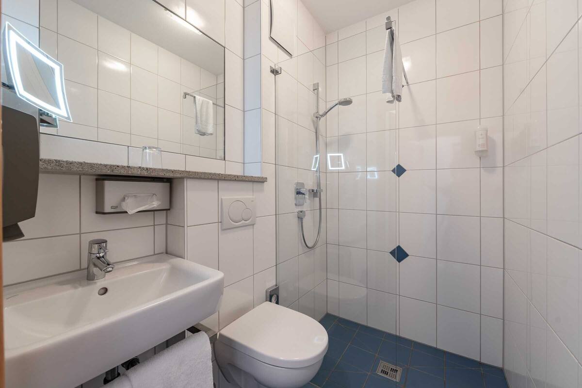 single room | hypo-allergenic bedding, desk, soundproofing, free cots/infant beds