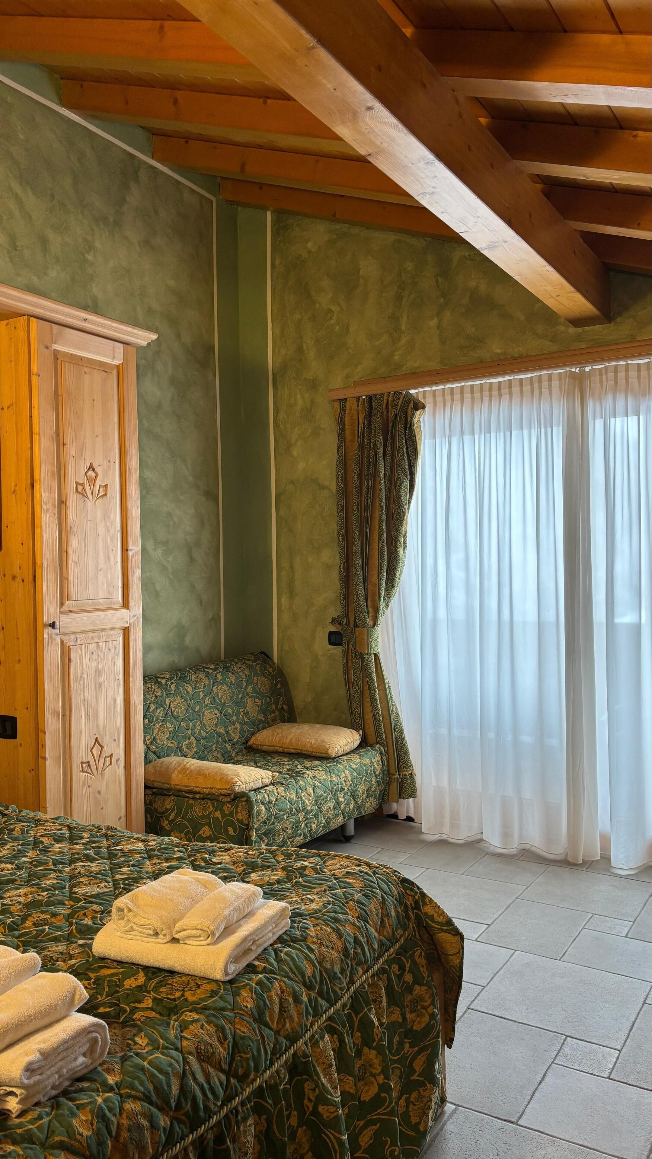 Deluxe kamer, 1 queensize bed met slaapbank, niet-roken | Donsdekens, een kluis op de kamer, een bureau, verduisterende gordijnen