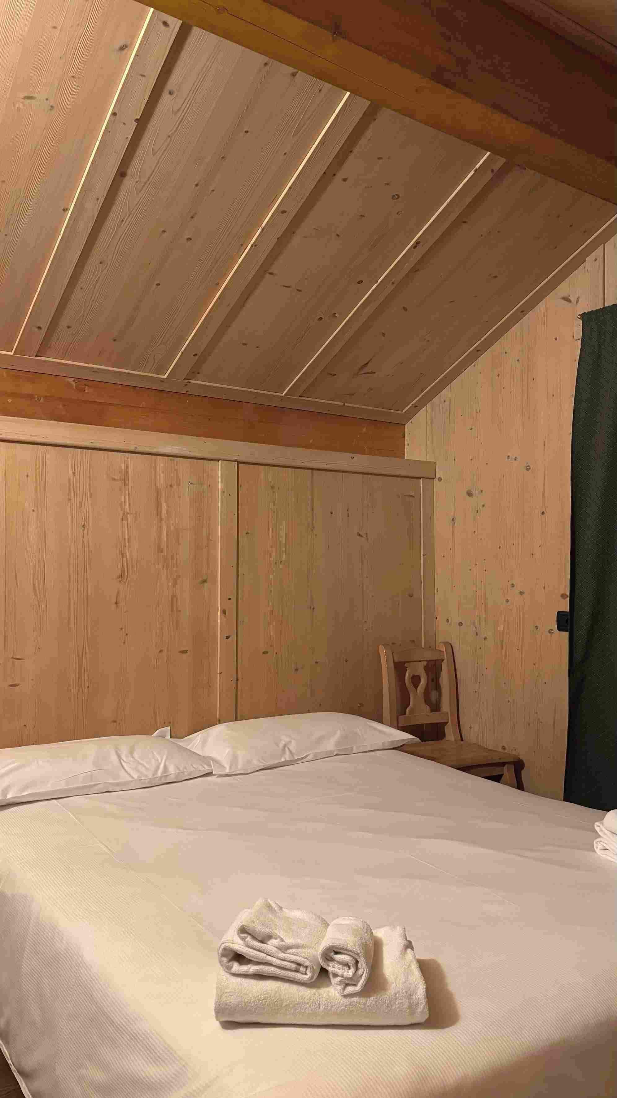 Familiekamer | Donsdekens, een kluis op de kamer, een bureau, verduisterende gordijnen