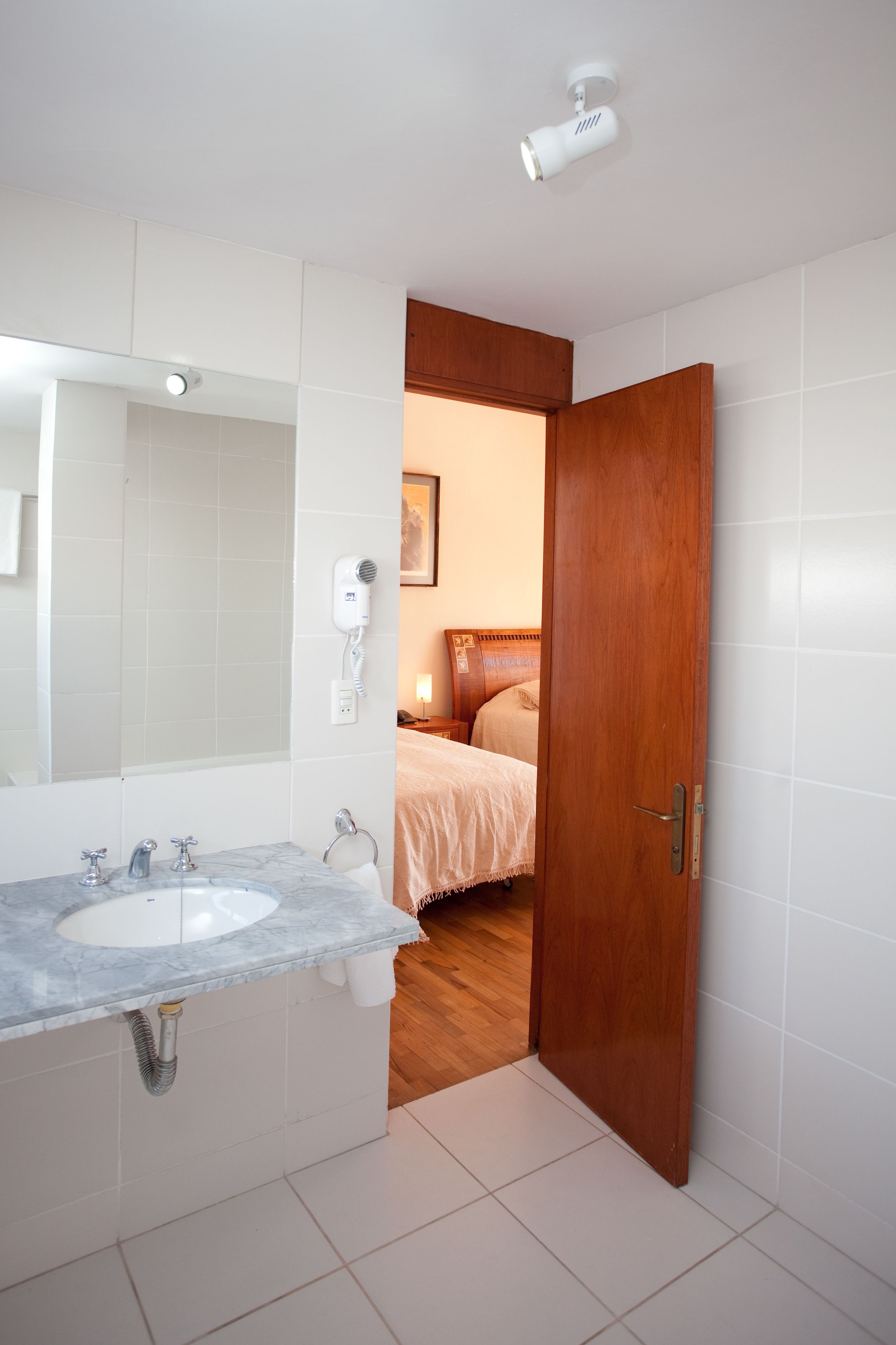 rainfall showerhead, free toiletries, hair dryer, towels