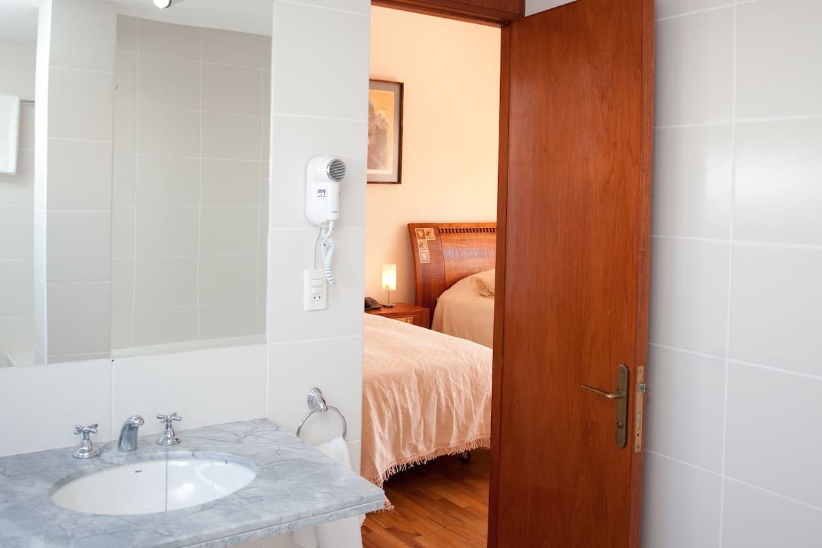 rainfall showerhead, free toiletries, hair dryer, towels