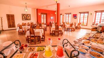 Petit déjeuner, déjeuner et dßner servis sur place, vue sur le jardin