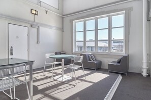 Økonomi-tomannsrom, delt bad | Blendingsgardiner, wi-fi (inkludert) og sengetøy