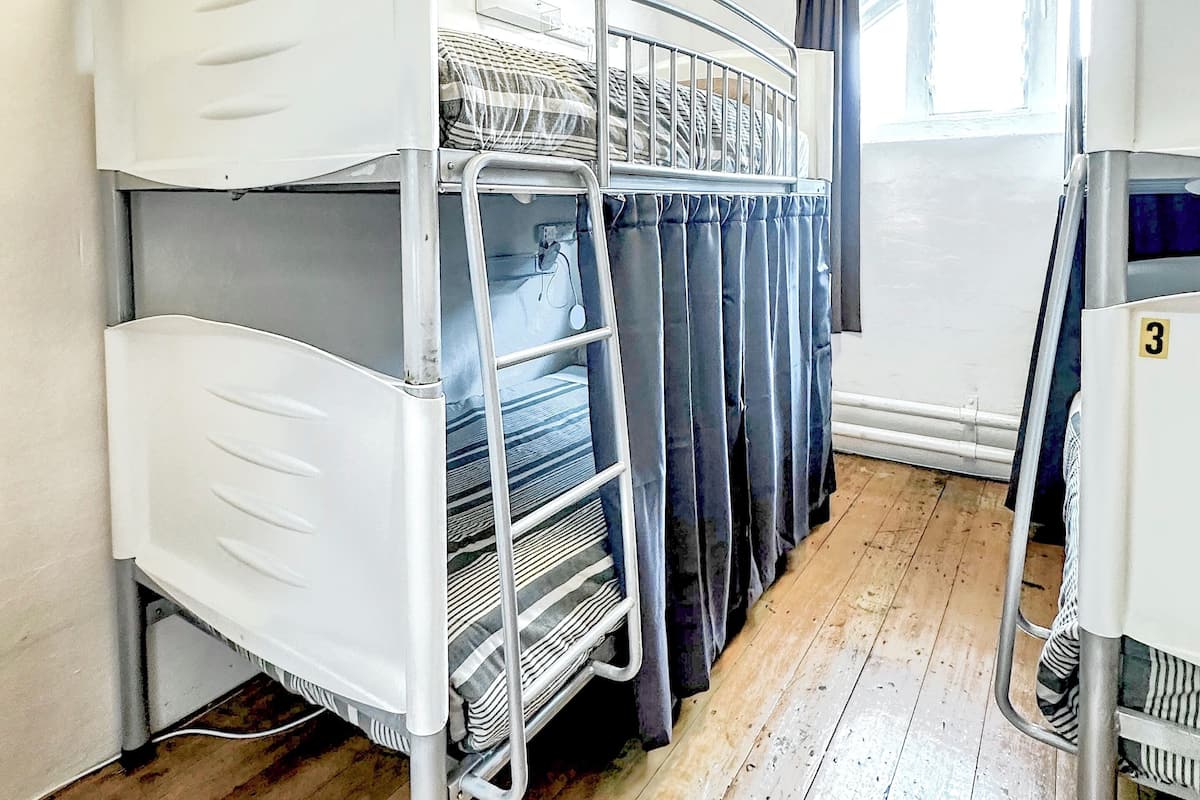 Cortinas blackout, wifi gratis y ropa de cama