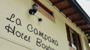 Un edificio con un letrero que dice "La Campana Hotel Boutique".