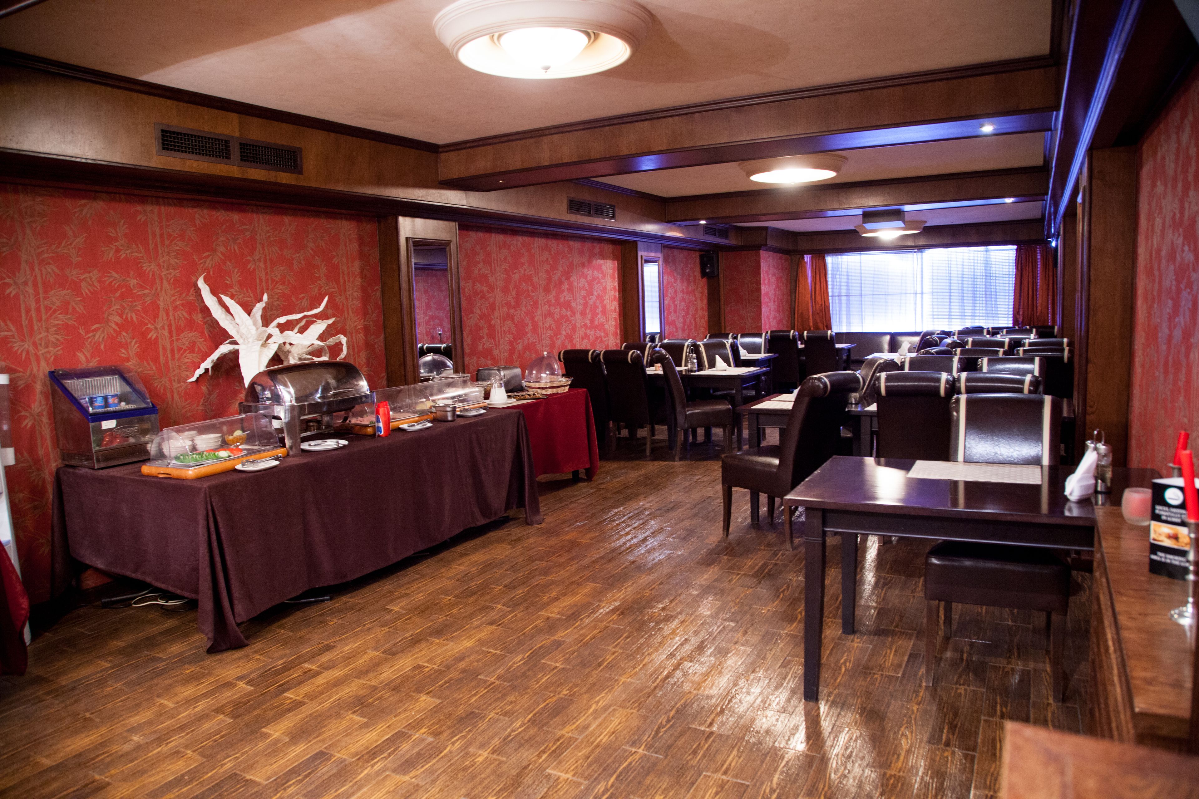 Café da manhã com buffet todos os dias (RON 40 por pessoa) 