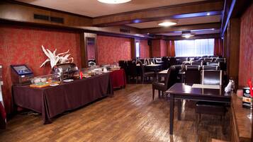 Daily buffet breakfast (RON 40 per person)