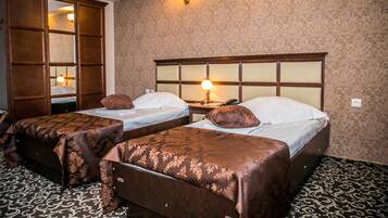 Habitación con 2 camas individuales | 1 dormitorio, colchones con acolchado adicional, minibar y caja fuerte