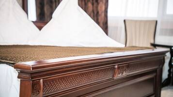 Apartamento ejecutivo | Colchones con acolchado adicional, minibar, caja fuerte y escritorio