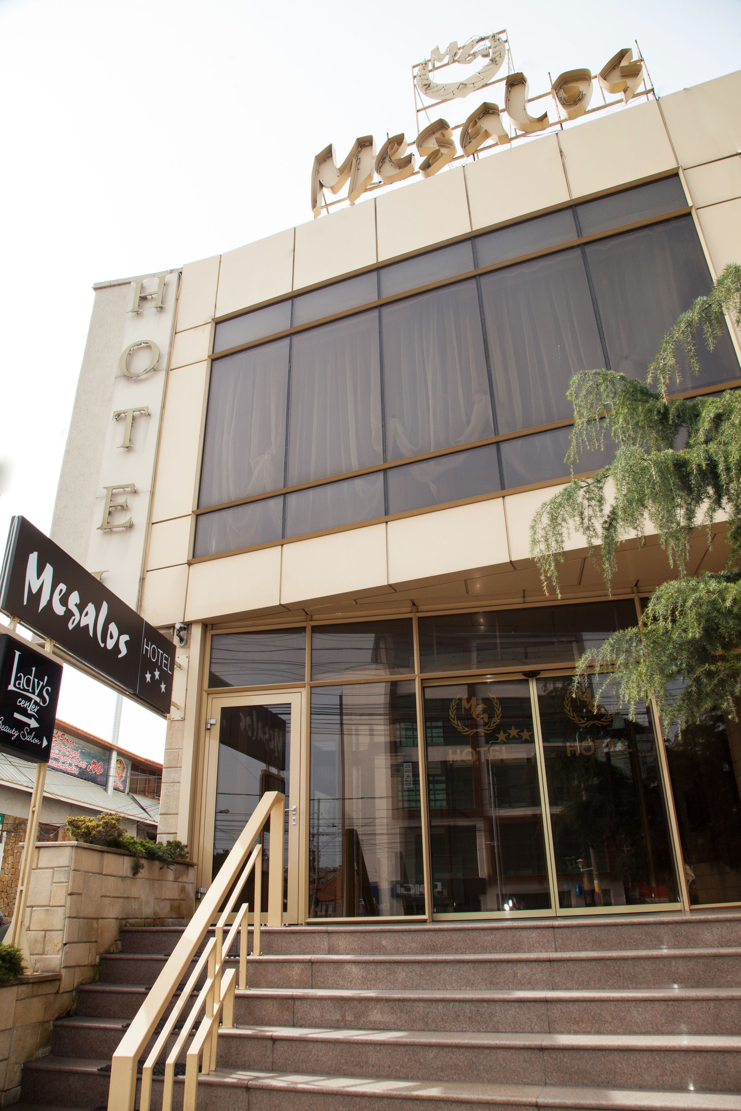 Entrada de un hotel con un cartel que dice "Mesalons Hotel".