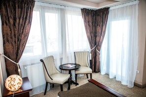 Pillowtop beds, minibar, in-room safe, desk - Hotel Megalos (Constanta)