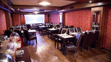 Daily buffet breakfast (RON 40 per person)