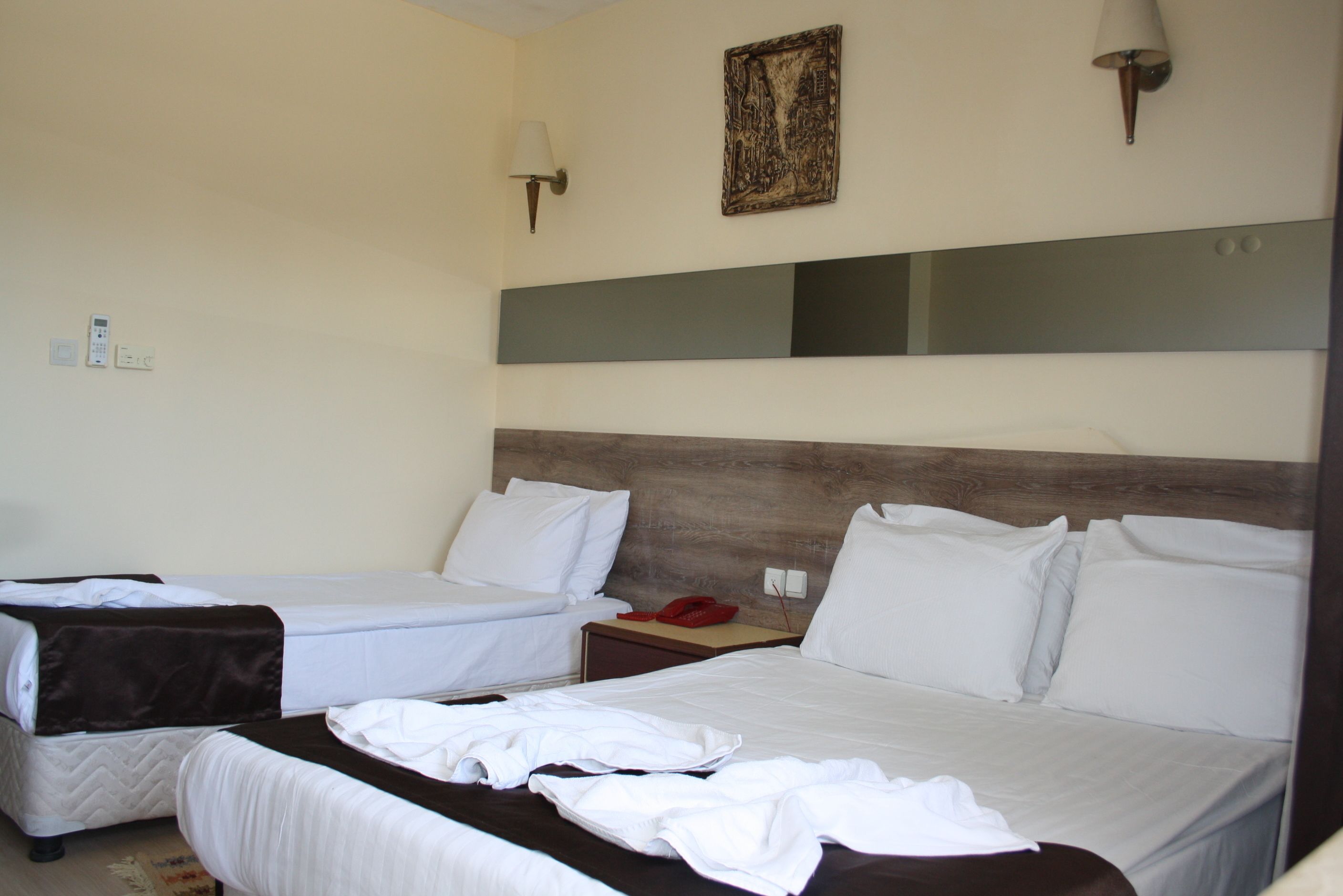 Habitación Deluxe con 1 cama matrimonial o 2 individuales, hidromasaje | Cunas gratuitas, camas extra y wifi gratis 